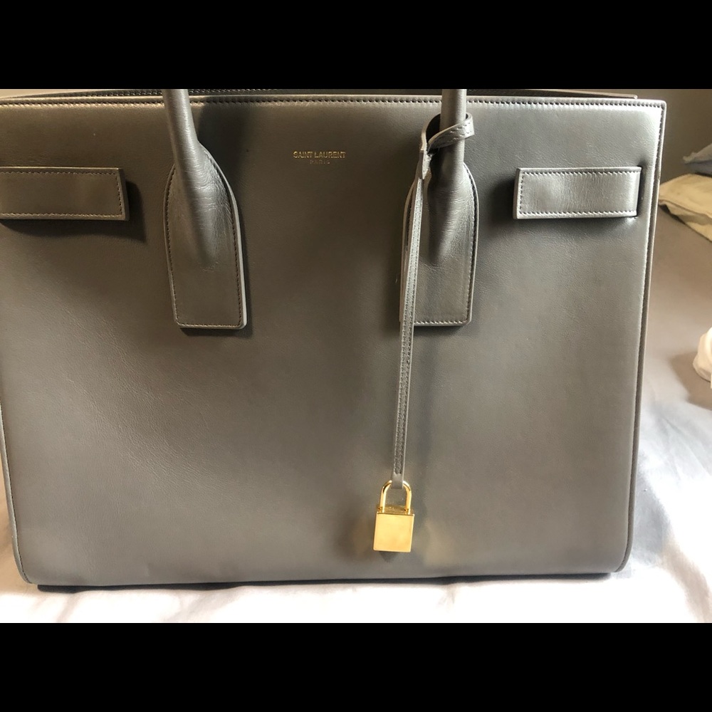 CLASSIC SAC DE JOUR medium IN GRAINED LEATHER grey